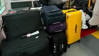 중국관광객 지하철에 캐리어로 길막고 노약자석 점거