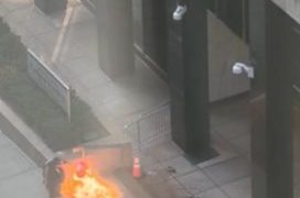 연방정부 청사건물에 화재 폭발 일으킴, 범인 체포, FBI 조사 들어감